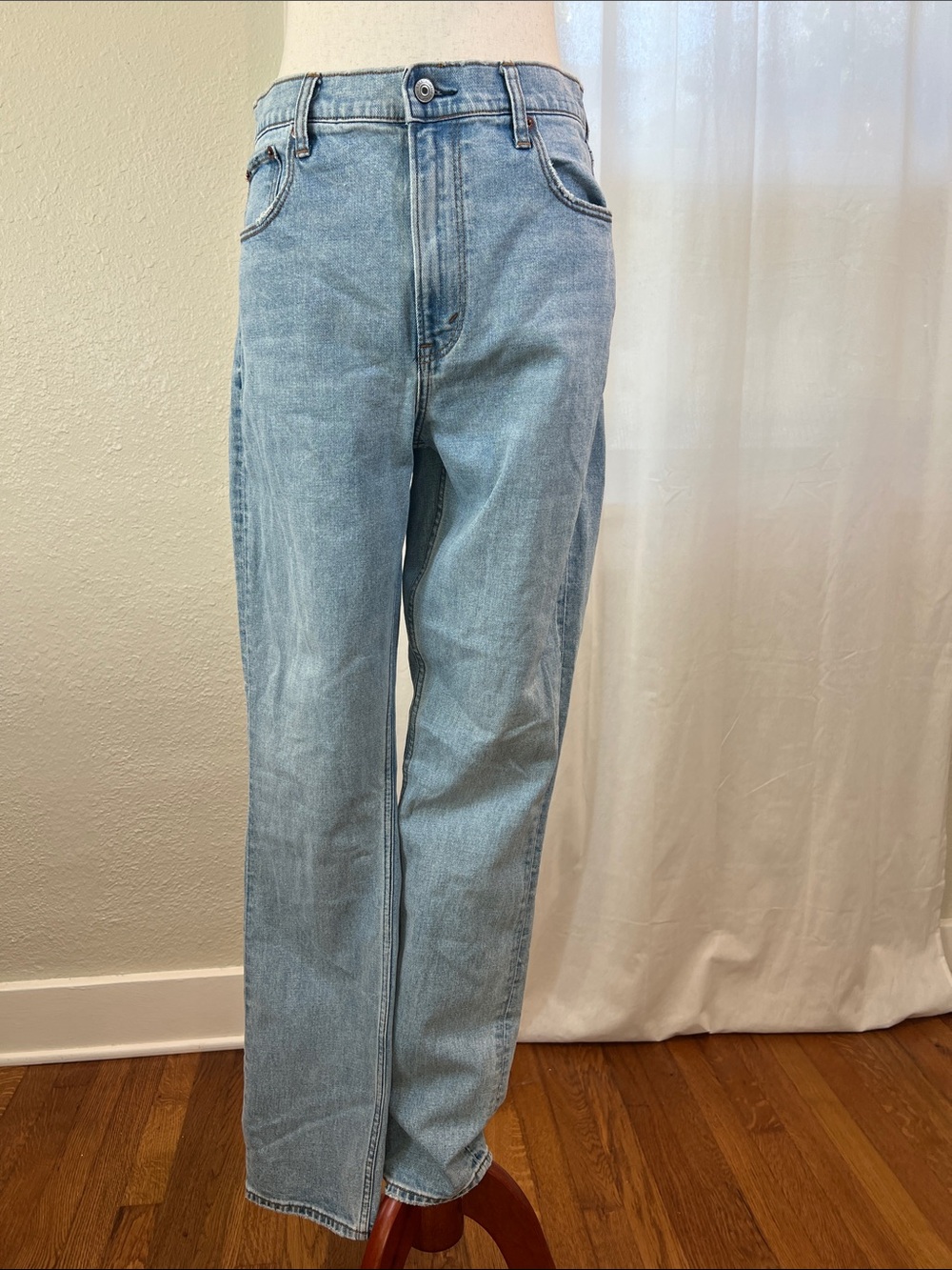 Abercrombie & Fitch Light Wash 90s Slim Straight Ultra High-Rise Jeans. Sz 29